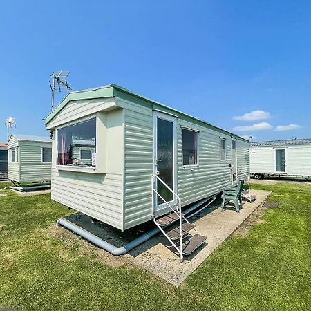 6 Berth Caravan For Hire At Martello Beach Holiday Park In Essex Ref 29017Y Hotel Клактън он Сий Екстериор снимка