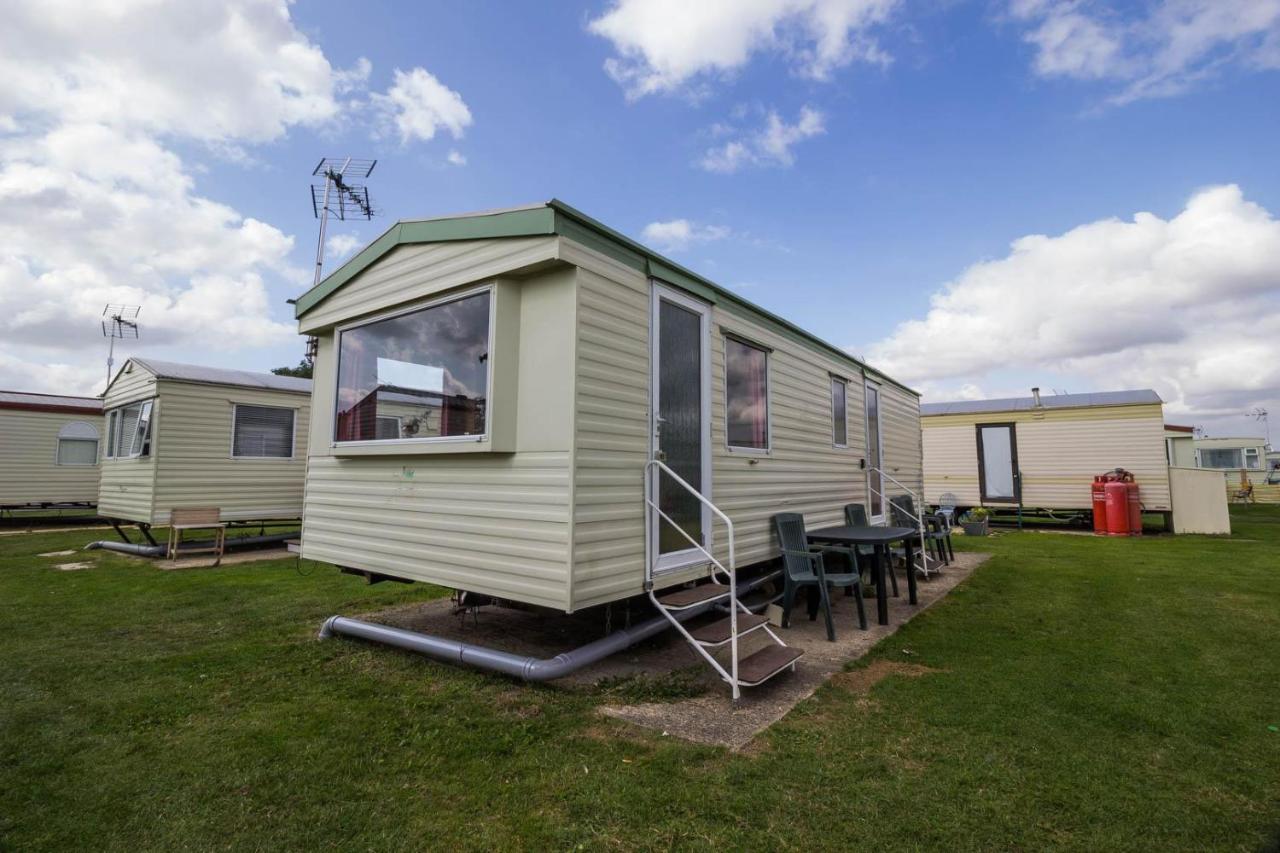 6 Berth Caravan For Hire At Martello Beach Holiday Park In Essex Ref 29017Y Hotel Клактън он Сий Екстериор снимка