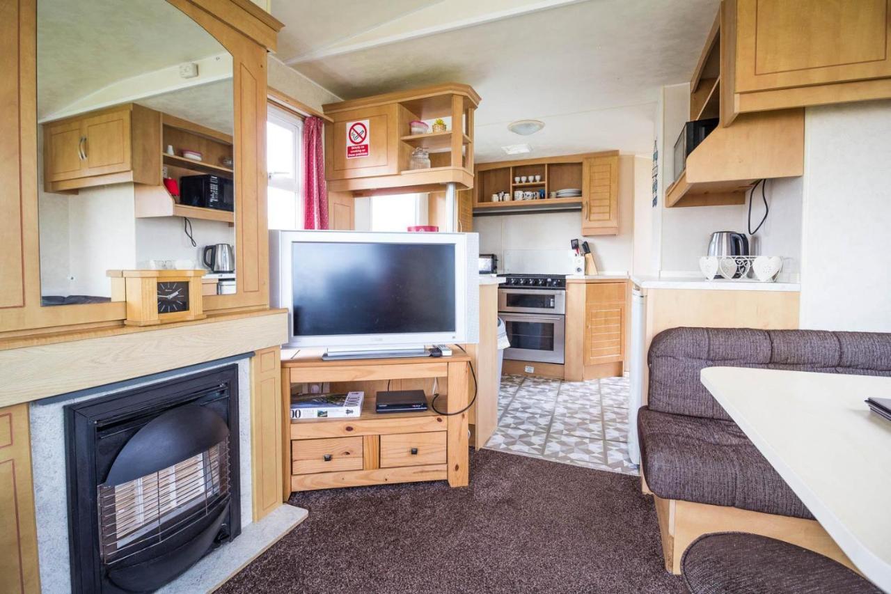 6 Berth Caravan For Hire At Martello Beach Holiday Park In Essex Ref 29017Y Hotel Клактън он Сий Екстериор снимка