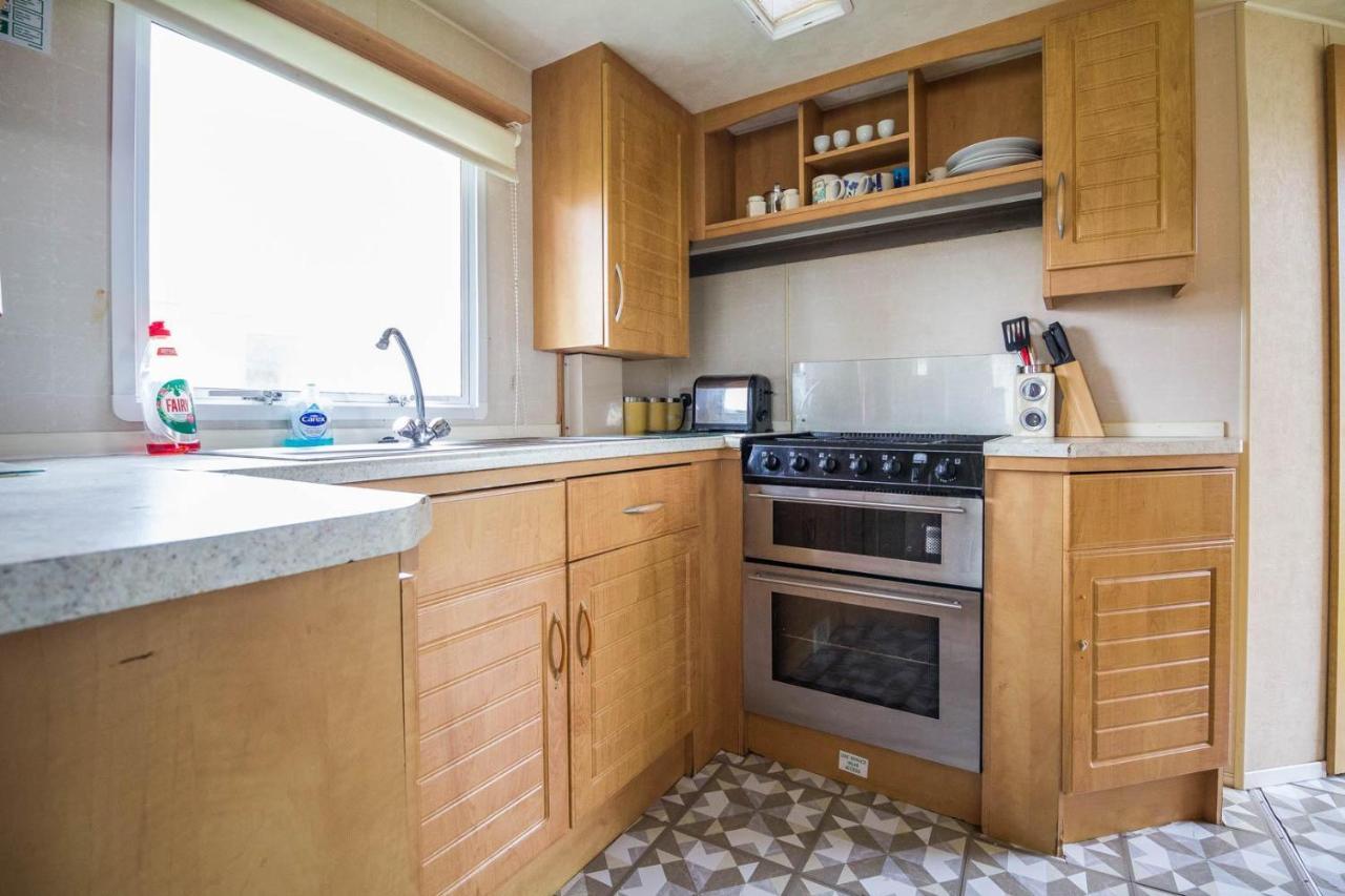 6 Berth Caravan For Hire At Martello Beach Holiday Park In Essex Ref 29017Y Hotel Клактън он Сий Екстериор снимка