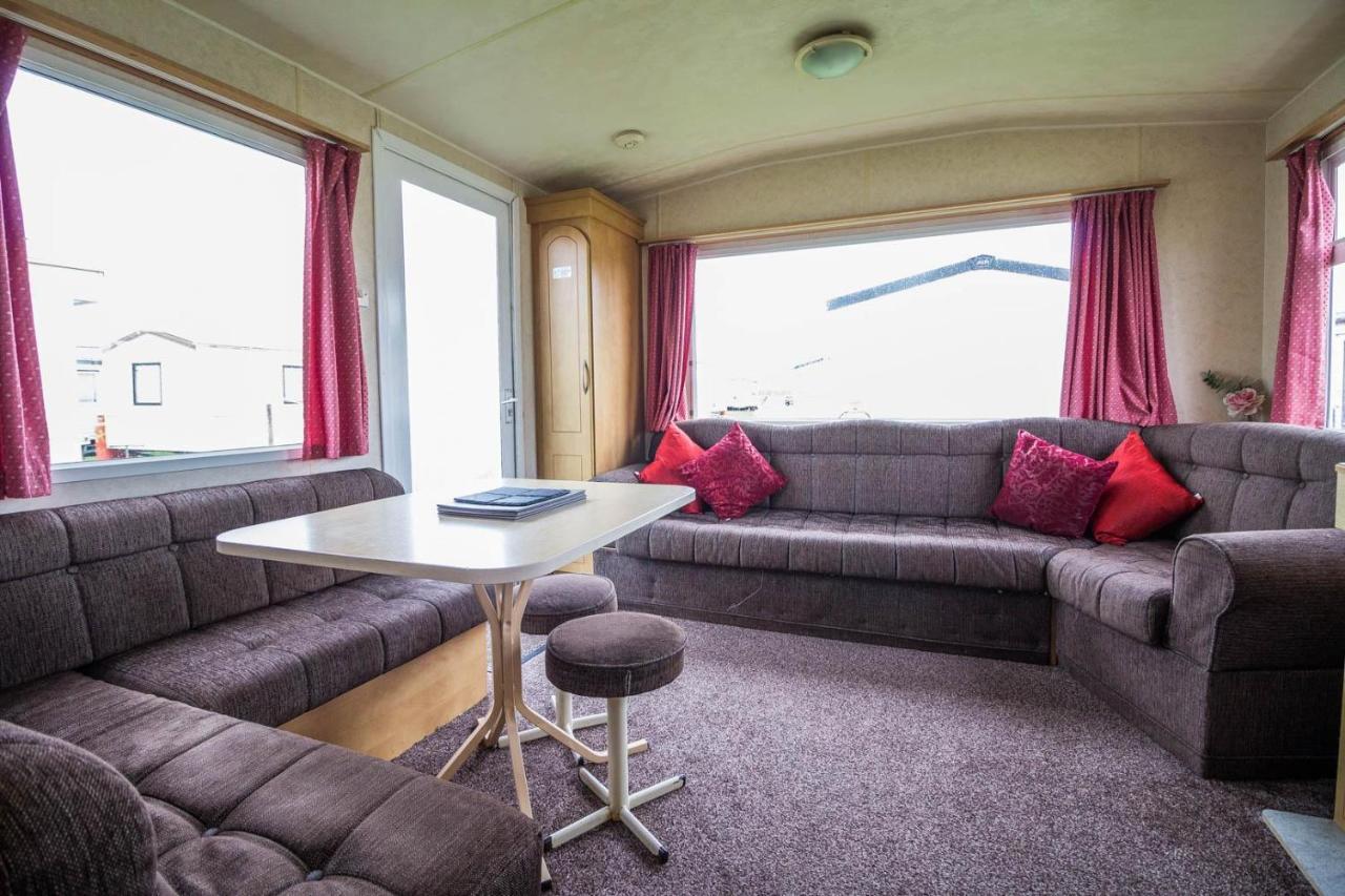 6 Berth Caravan For Hire At Martello Beach Holiday Park In Essex Ref 29017Y Hotel Клактън он Сий Екстериор снимка