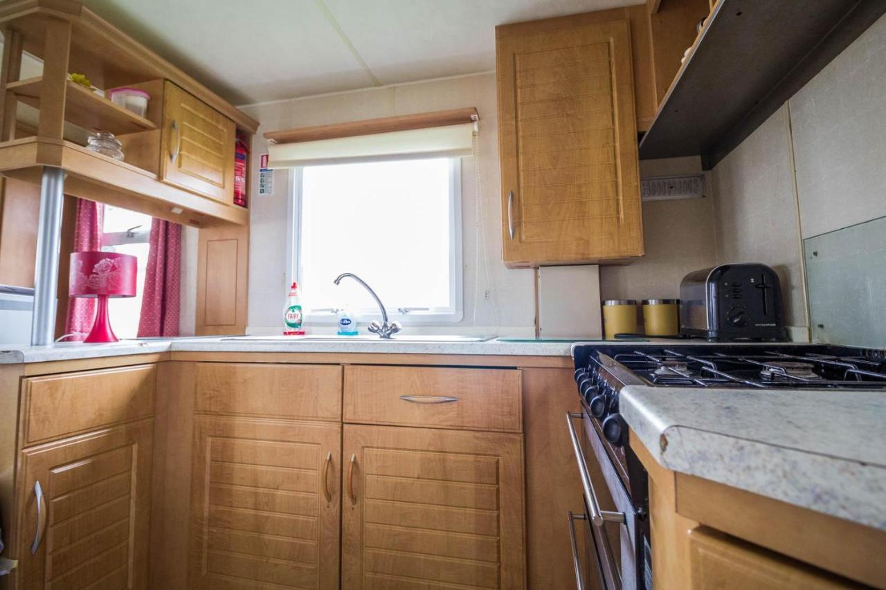 6 Berth Caravan For Hire At Martello Beach Holiday Park In Essex Ref 29017Y Hotel Клактън он Сий Екстериор снимка