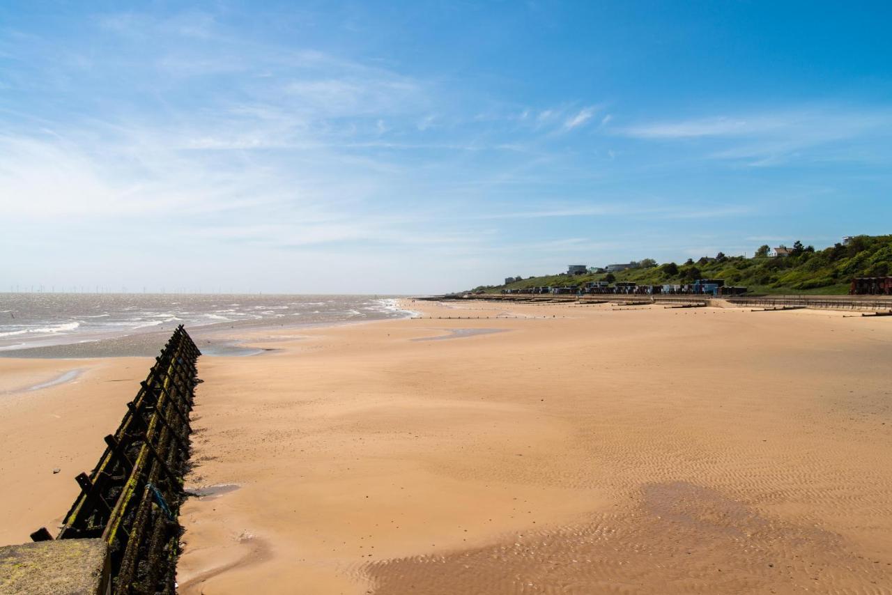 6 Berth Caravan For Hire At Martello Beach Holiday Park In Essex Ref 29017Y Hotel Клактън он Сий Екстериор снимка