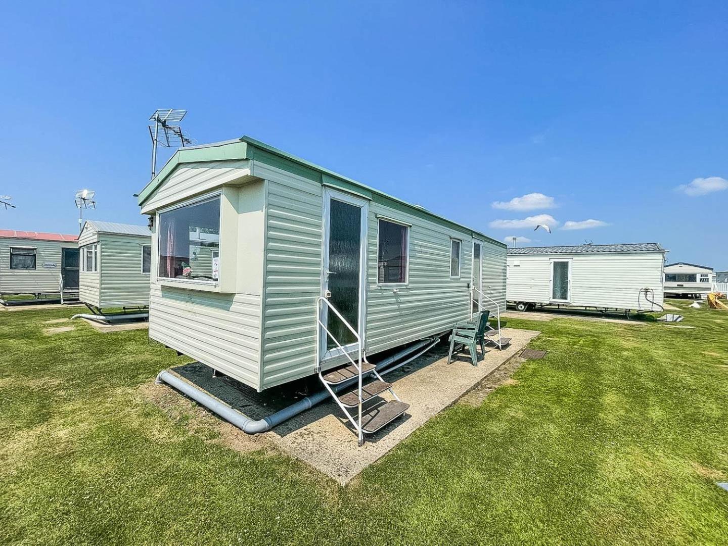 6 Berth Caravan For Hire At Martello Beach Holiday Park In Essex Ref 29017Y Hotel Клактън он Сий Екстериор снимка