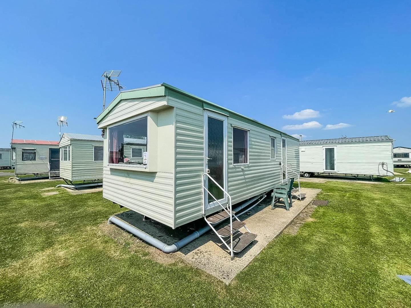 6 Berth Caravan For Hire At Martello Beach Holiday Park In Essex Ref 29017Y Hotel Клактън он Сий Екстериор снимка